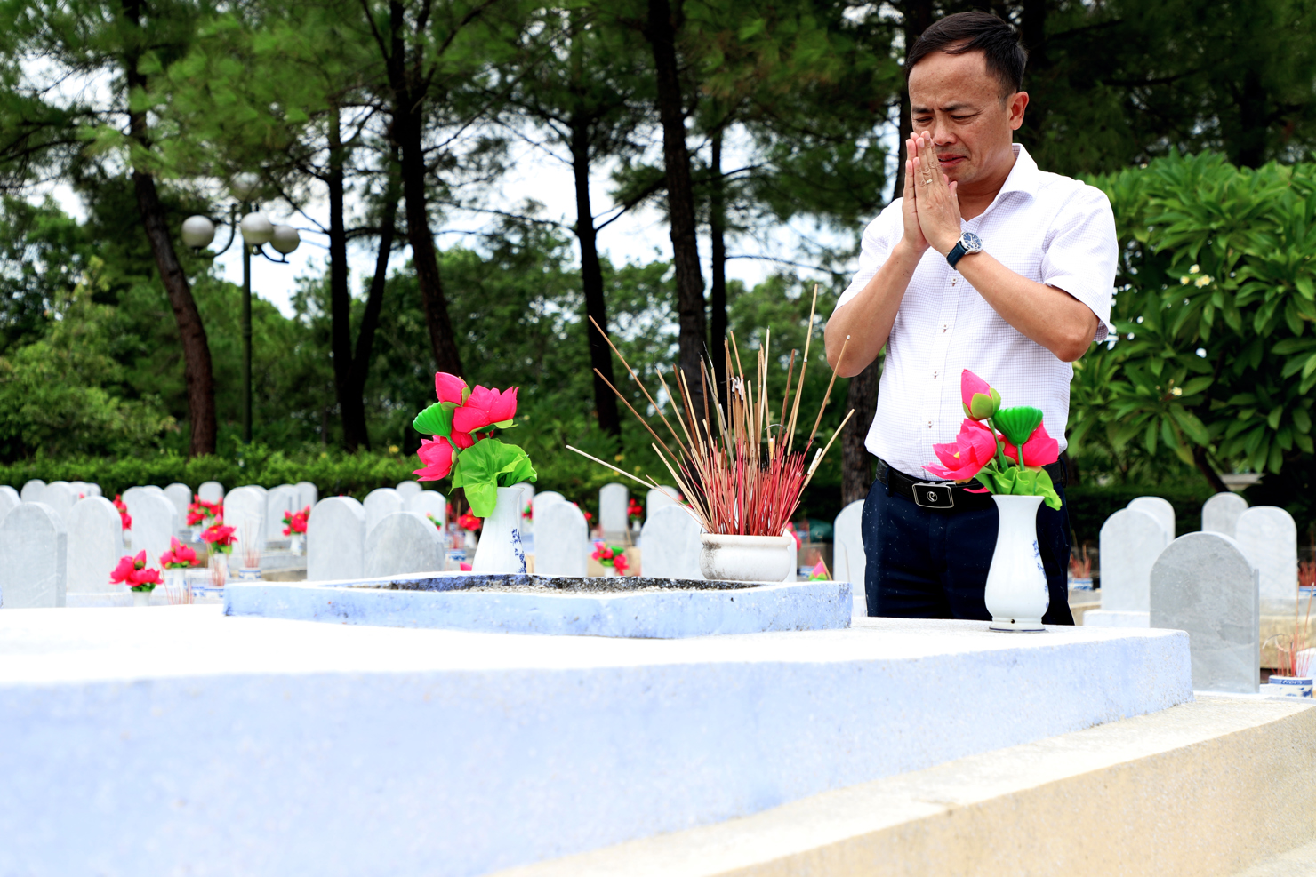 Tổng Bi&ecirc;n tập Phạm Thu Phong thắp n&eacute;n nhang tưởng niệm liệt sỹ tại Nghĩa trang Trường Sơn.&nbsp;