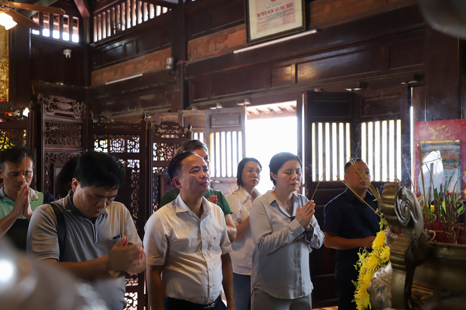Đoàn công tác đã kính cẩn dâng hương tại Bến thả hoa dòng sông Thạch Hãn.