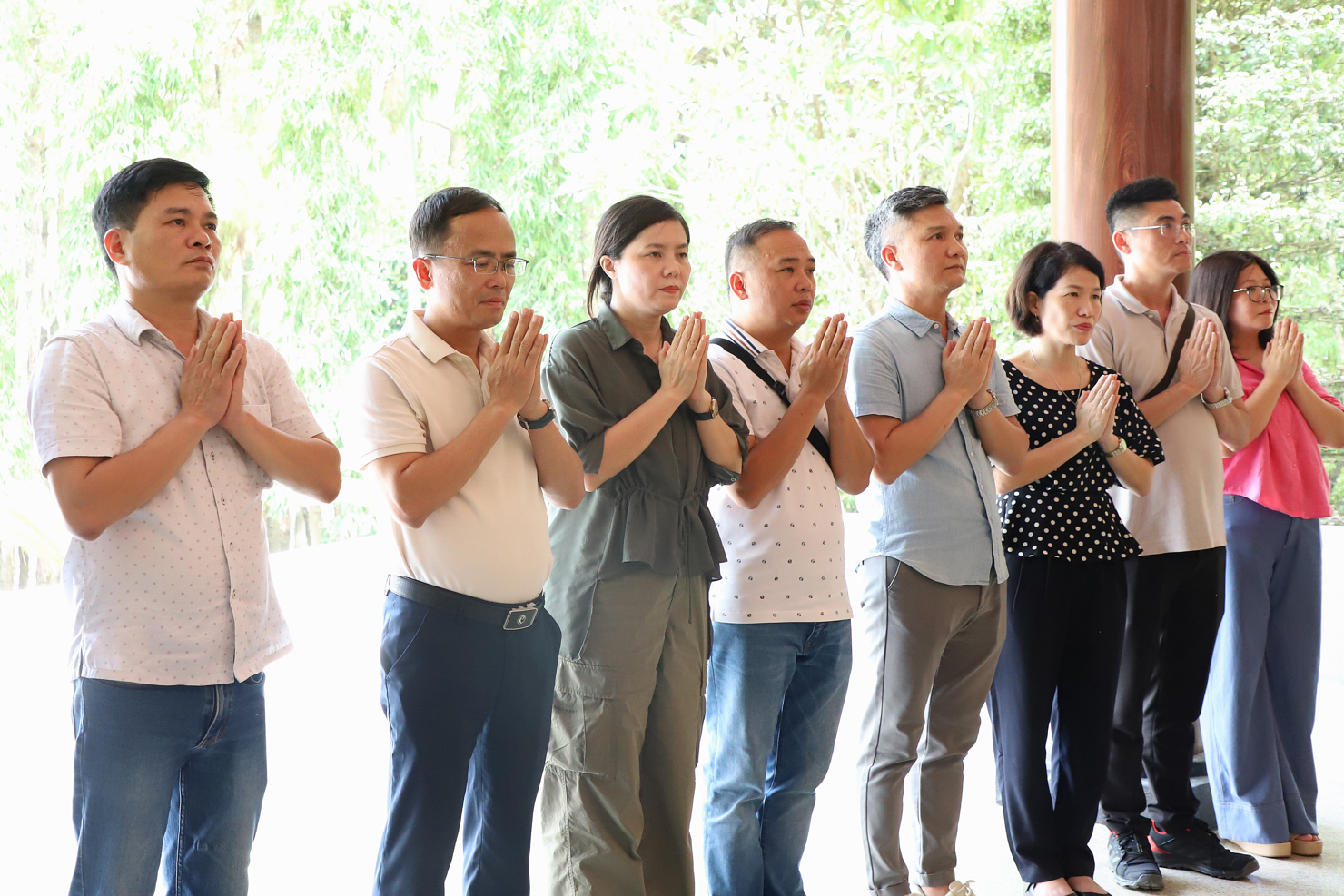 Đo&agrave;n c&ocirc;ng t&aacute;c th&agrave;nh k&iacute;nh d&acirc;ng hương.