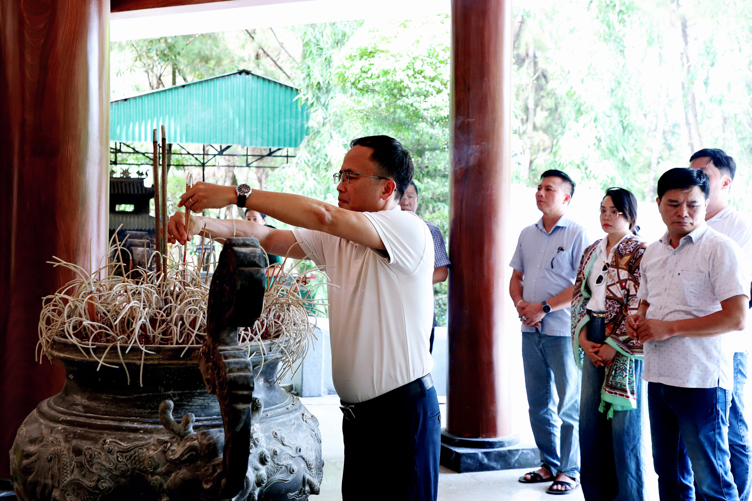 B&iacute; thư Chi bộ, Tổng Bi&ecirc;n tập Phạm Thu Phong c&ugrave;ng Đo&agrave;n c&ocirc;ng t&aacute;c d&acirc;ng hương tại&nbsp;Ng&atilde; ba Đồng Lộc.