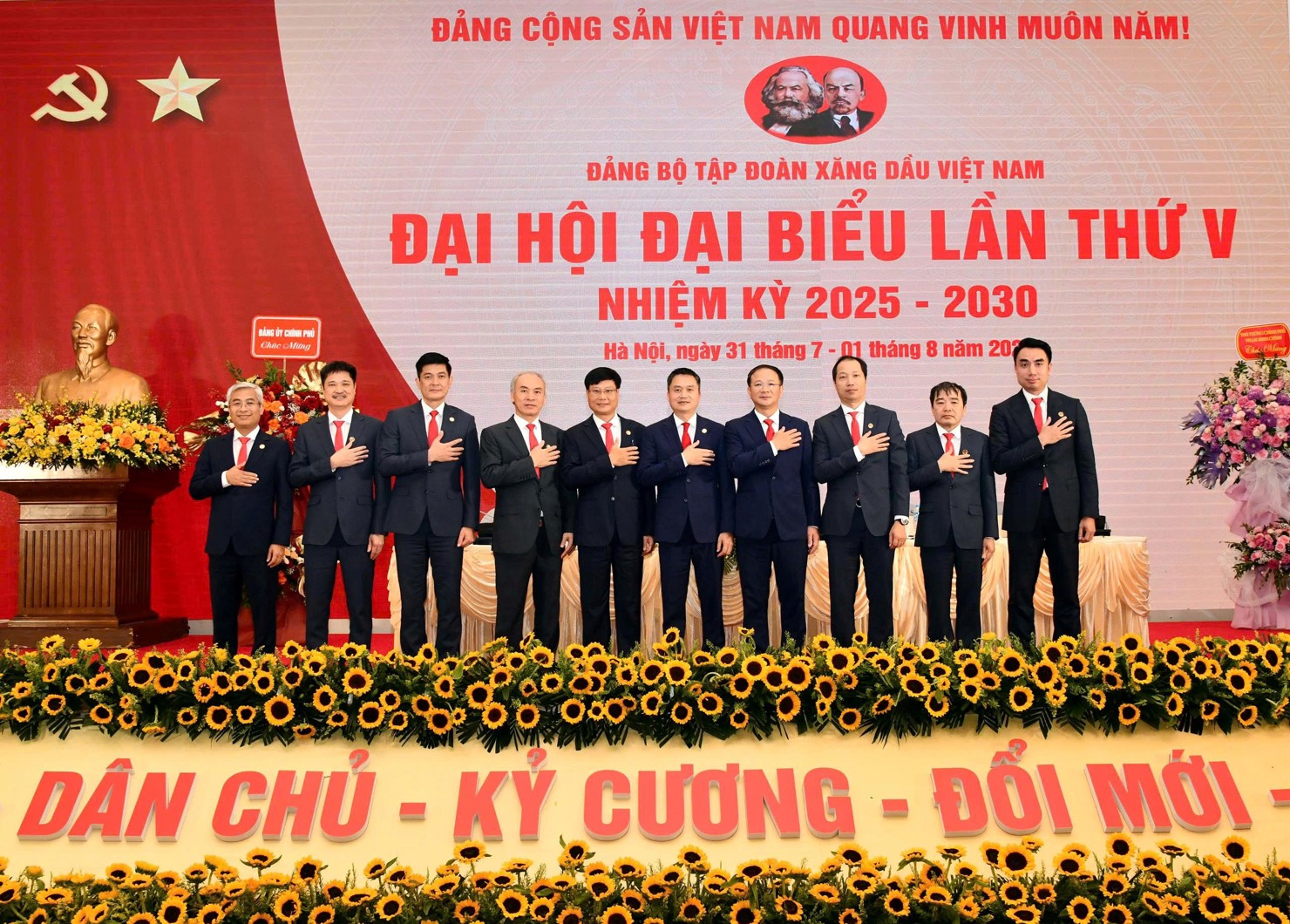 Ban Thường vụ Đảng bộ Tập đoàn Xăng dầu Việt Nam nhiệm kỳ 2025 - 2030 ra mắt Đại hội.