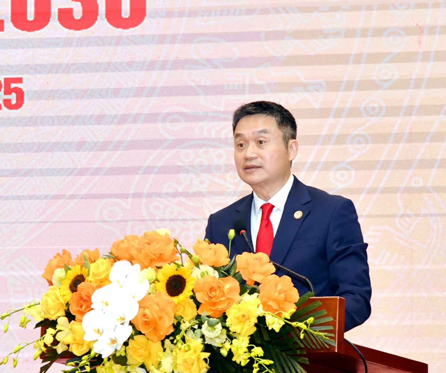Ông Phạm Văn Thanh - Ủy viên BCH Đảng bộ Chính phủ, Bí thư Đảng ủy, Chủ tịch HĐQT Tập đoàn Xăng dầu Việt Nam phát biểu tại Đại hội.