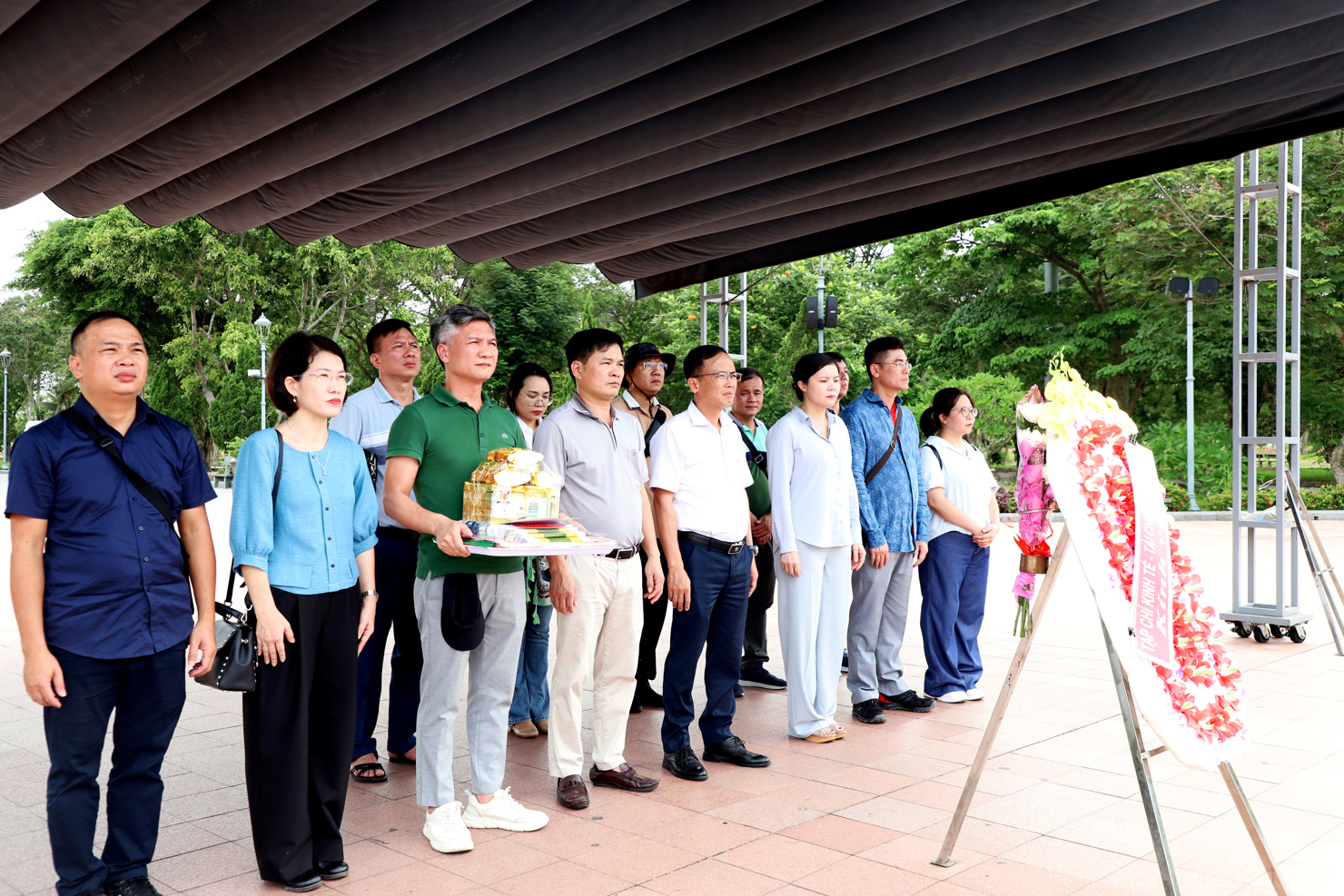 Đo&agrave;n c&ocirc;ng t&aacute;c Tạp ch&iacute; Kinh tế - T&agrave;i ch&iacute;nh th&agrave;nh k&iacute;nh d&acirc;ng hương trước kh&ocirc;ng gian thi&ecirc;ng li&ecirc;ng tại Th&agrave;nh cổ Quảng Trị.