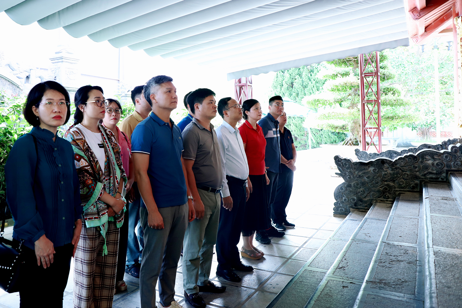 Đo&agrave;n c&ocirc;ng t&aacute;c th&agrave;nh t&acirc;m tưởng niệm c&aacute;c liệt sỹ tạiKhu Di t&iacute;ch lịch sử Quốc gia Tru&ocirc;ng Bồn.