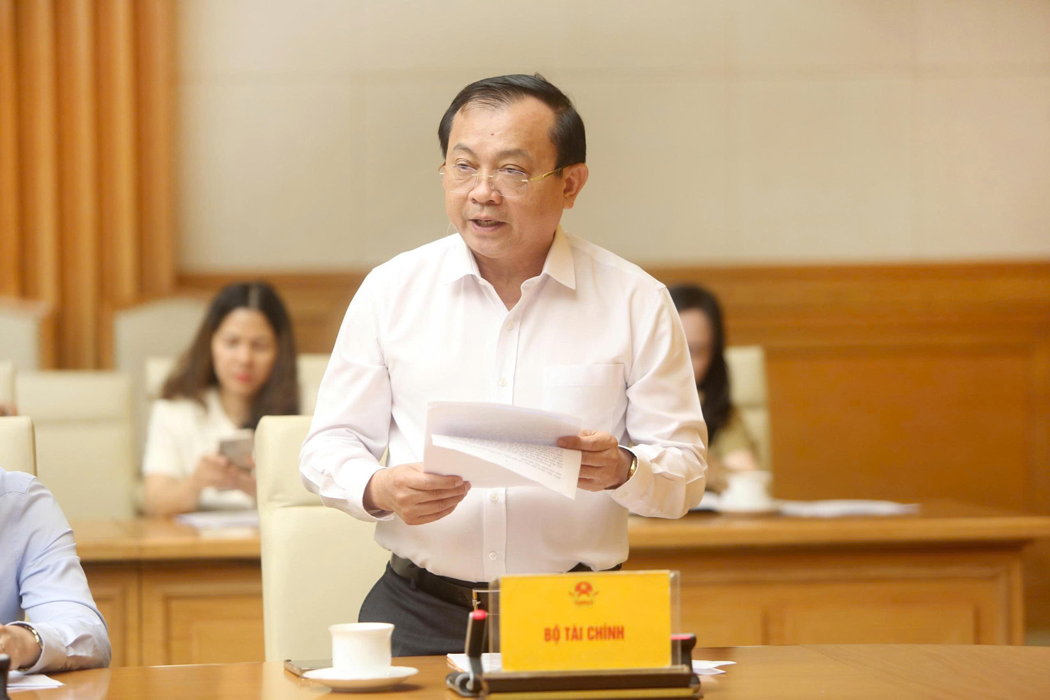 Thứ trưởng Bộ T&agrave;i ch&iacute;nh L&ecirc; Tấn Cận b&aacute;o c&aacute;o tại phi&ecirc;n họp. Ảnh: Kh&aacute;nh Huyền