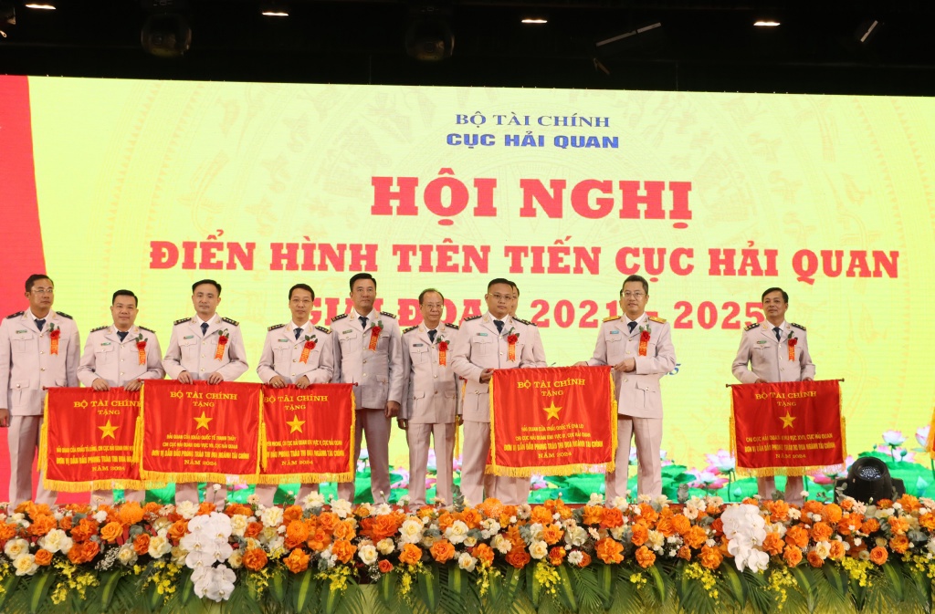 Ph&oacute; Cục trưởng Cục Hải quan &Acirc;u Anh Tuấn (thứ 2 b&ecirc;n phải sang), thừa ủy quyền trao Cờ thi đua của Bộ T&agrave;i ch&iacute;nh tặng tập thể c&oacute; th&agrave;nh t&iacute;ch xuất sắc. Ảnh: Quang H&ugrave;ng.