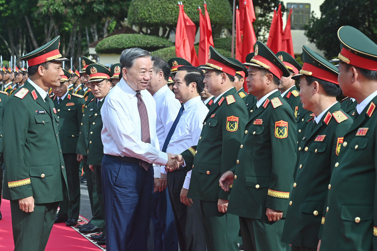Tổng Bí thư Tô Lâm với cán bộ, sĩ quan Quân đoàn 12 (Bộ Quốc phòng). (Ảnh: ĐĂNG KHOA). 