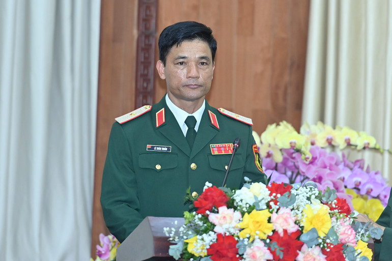 Thiếu tướng Lê Xuân Thuân, Tư lệnh Quân đoàn 12 báo cáo tại buổi làm việc. (Ảnh: ĐĂNG KHOA). 