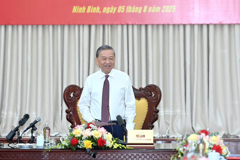 Tổng Bí thư Tô Lâm phát biểu chỉ đạo tại buổi làm việc với Quân đoàn 12. (Ảnh: ĐĂNG KHOA). 