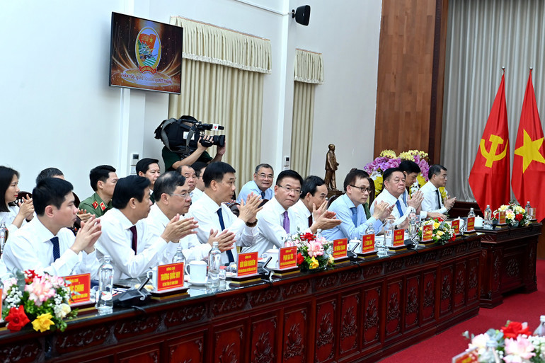 Các đồng chí lãnh đạo Đảng, Nhà nước và các đại biểu tham dự buổi làm việc. (Ảnh: ĐĂNG KHOA). 