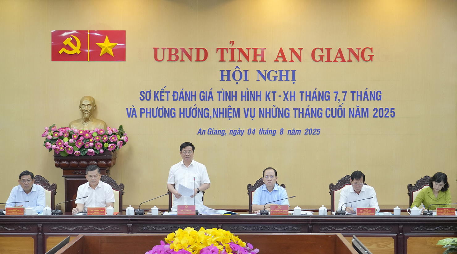 Phiên họp triển khai nhiệm vụ những tháng cuối năm của UBND tỉnh An Giang. Ảnh: Tây Hồ