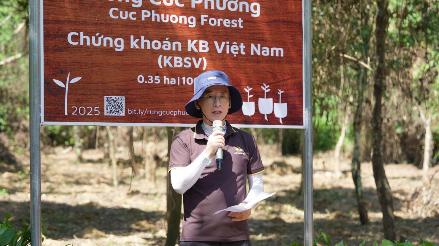 Ông Park Kang Hyun – Tổng giám đốc KBSV chia sẻ tại hoạt động trồng rừng.