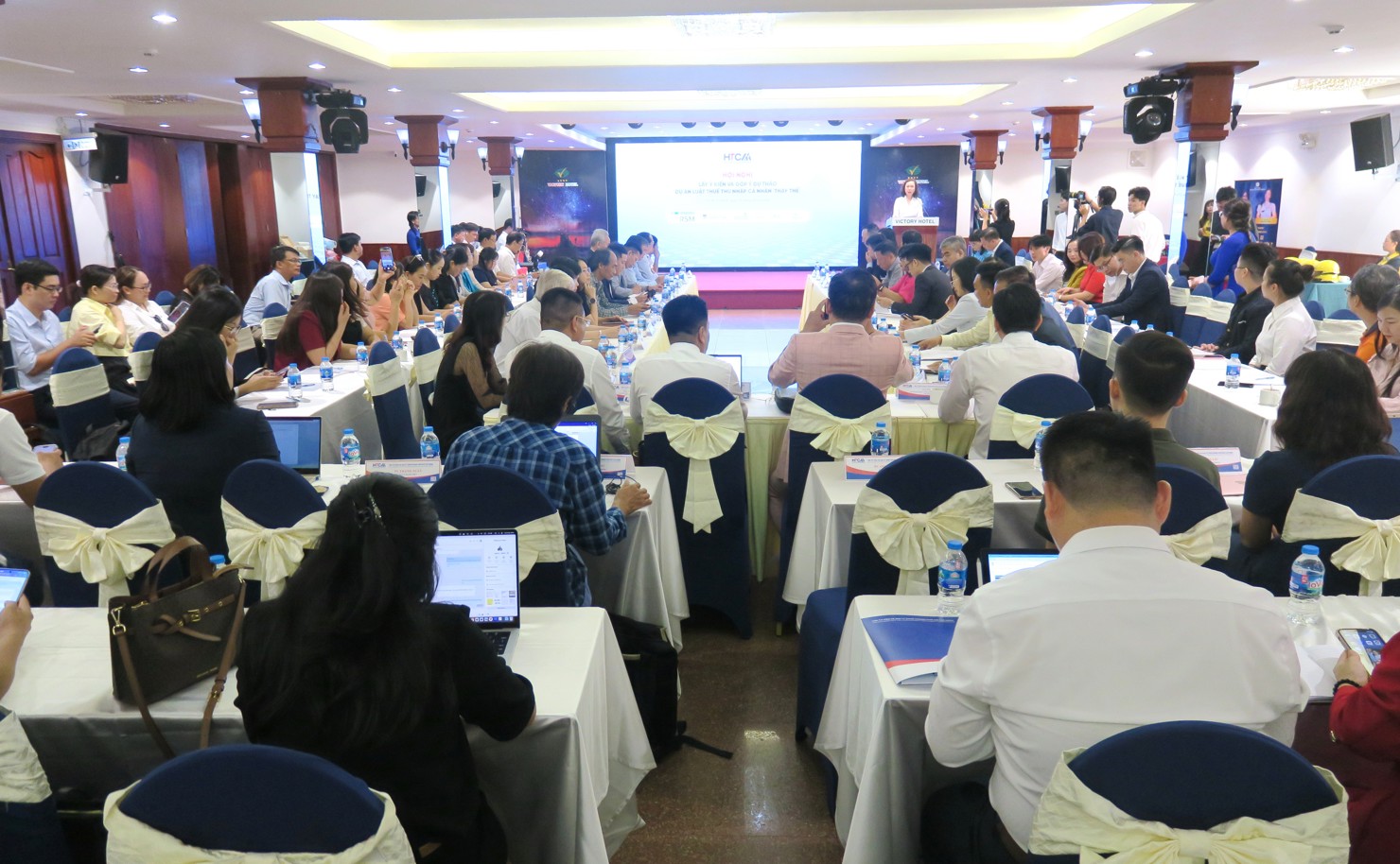 Hội nghị thu h&uacute;t&nbsp;sự tham gia, g&oacute;p &yacute; thảo luận của c&aacute;c chuy&ecirc;n gia thuế, giảng vi&ecirc;n, đại l&yacute; thuế v&agrave; đại diện doanh nghiệp. Ảnh: Đức Mỹ