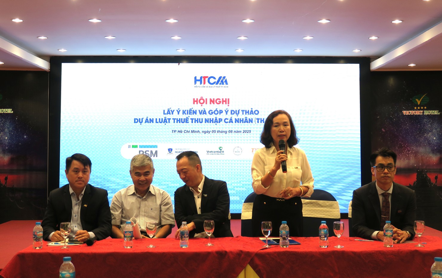 Chủ tịch HTCAA L&ecirc; Thị Thu Hương ghi nhận c&aacute;c &yacute; kiến