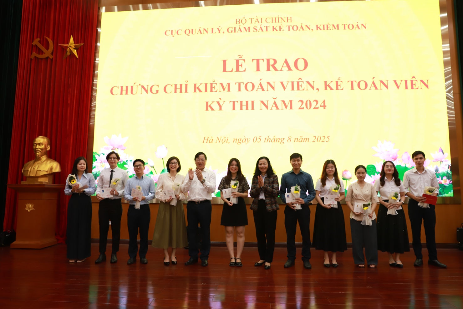 &Ocirc;ng Đặng Quyết Tiến - Cục trưởng Cục Quản l&yacute; gi&aacute;m s&aacute;t kế to&aacute;n, kiểm to&aacute;n v&agrave; b&agrave; Vũ Thị Mai, Chủ tịch Hội Kiểm to&aacute;n vi&ecirc;n h&agrave;nh nghề Việt Nam trao chứng chỉ cho c&aacute;c th&iacute; sinh.