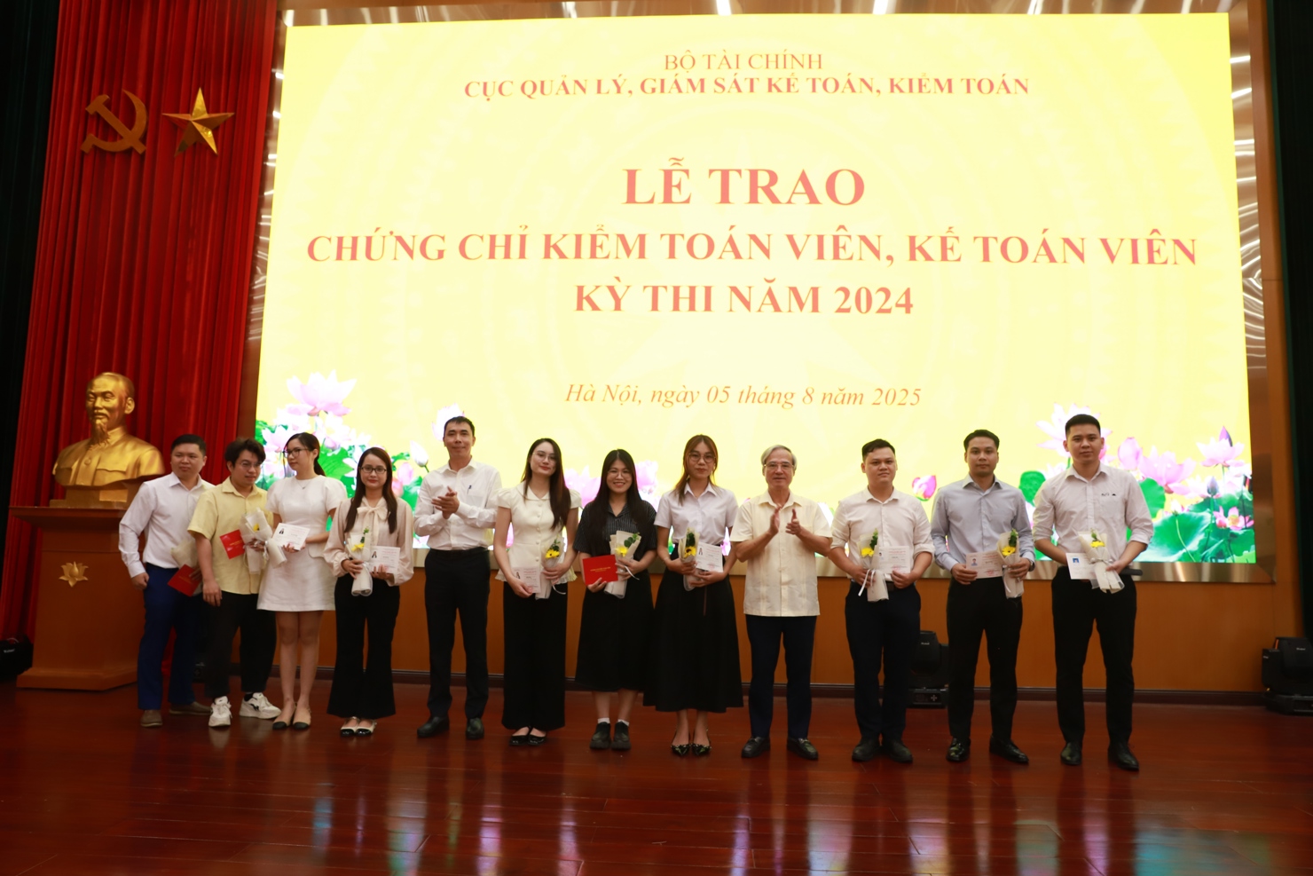PGS.TS. Lưu Đức Tuy&ecirc;n - Ph&oacute; Cục trưởng Cục Quản l&yacute; gi&aacute;m s&aacute;t kế to&aacute;n, kiểm to&aacute;n v&agrave; &ocirc;ng Ng&ocirc; Đức Đo&agrave;n - Chủ tịch Hội đồng th&agrave;nh vi&ecirc;n C&ocirc;ng ty TNHH H&atilde;ng Kiểm to&aacute;n AASC trao chứng chỉ cho c&aacute;c th&iacute; sinh.