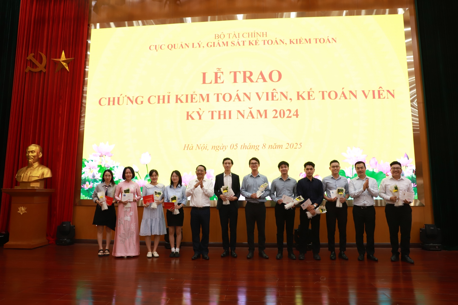 &Ocirc;ng Trịnh Đức Vinh - Ph&oacute; Cục trưởng Cục Quản l&yacute; gi&aacute;m s&aacute;t kế to&aacute;n, kiểm to&aacute;n v&agrave; &ocirc;ng Phạm Nam Phong - Ph&oacute; Tổng Gi&aacute;m đốc C&ocirc;ng ty TNHH Kiểm to&aacute;n Deloitte trao chứng chỉ cho c&aacute;c th&iacute; sinh.