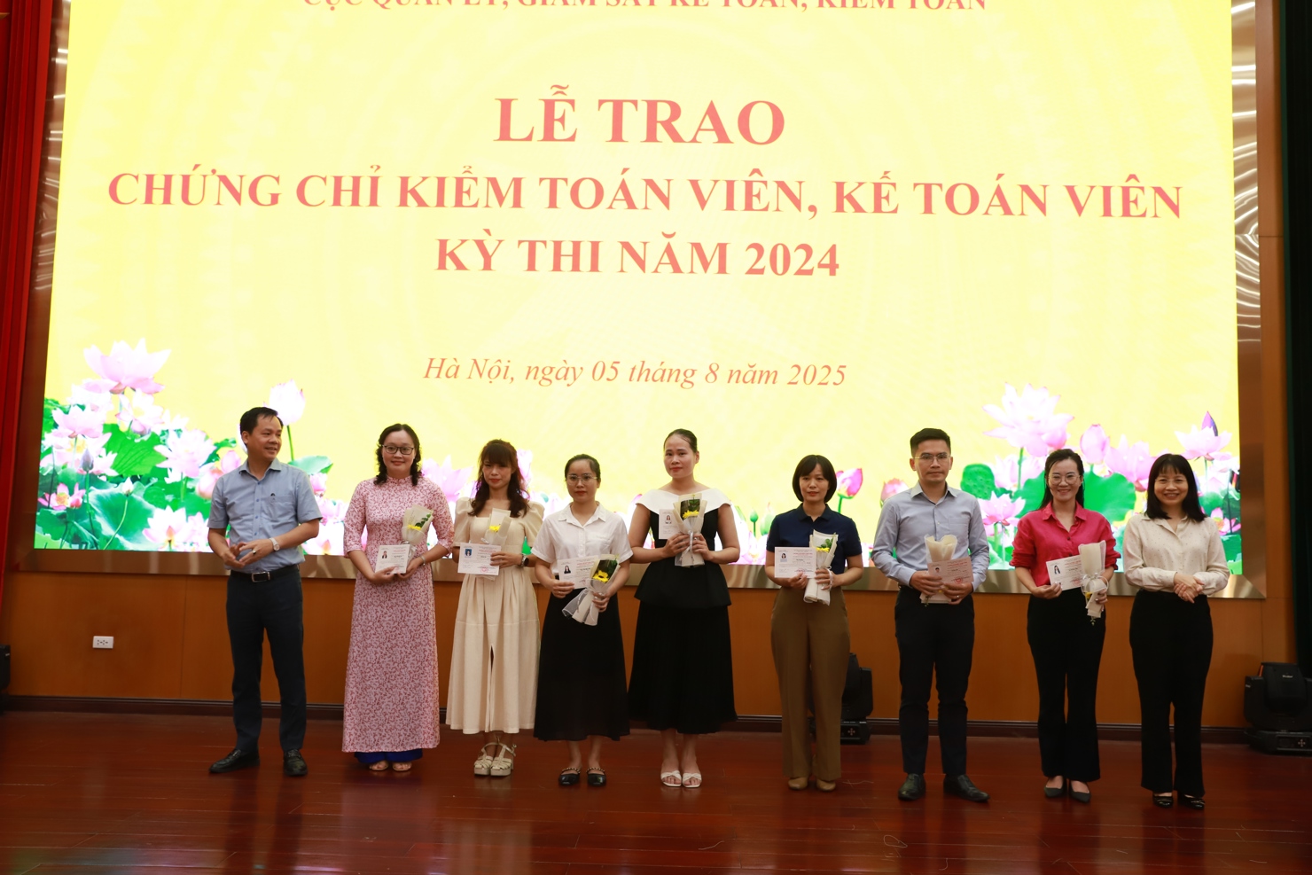 &Ocirc;ng B&ugrave;i Hữu Ph&uacute; - Ph&oacute; Cục trưởng Cục Quản l&yacute; gi&aacute;m s&aacute;t kế to&aacute;n, kiểm to&aacute;n v&agrave; b&agrave; Nguyễn Th&aacute;i Thanh - Ph&oacute; Tổng Gi&aacute;m đốc C&ocirc;ng ty TNHH Kiểm to&aacute;n Ernst &amp; Young trao chứng chỉ cho c&aacute;c th&iacute; sinh.