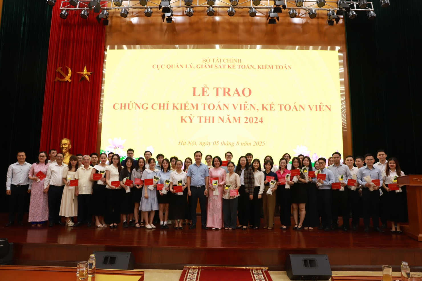 C&aacute;c th&iacute; sinh chụp ảnh lưu niệm tại buổi lễ nhận chứng chỉ kiểm to&aacute;n vi&ecirc;n, kế to&aacute;n vi&ecirc;n.