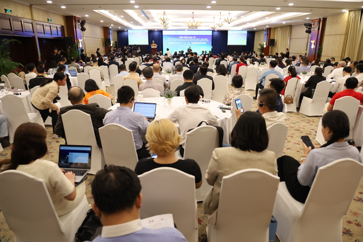 Hội nghị thu h&uacute;t 250 doanh nghiệp 2 nước tham dự