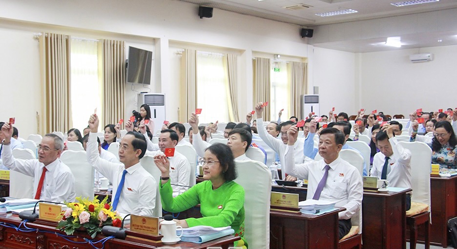 Đại biểu HĐND tỉnh Cà bongdaso com khoá X thống nhất thông qua 12 nghị quyết trình Kỳ họp thứ 2. Ảnh: Nguyễn Quốc