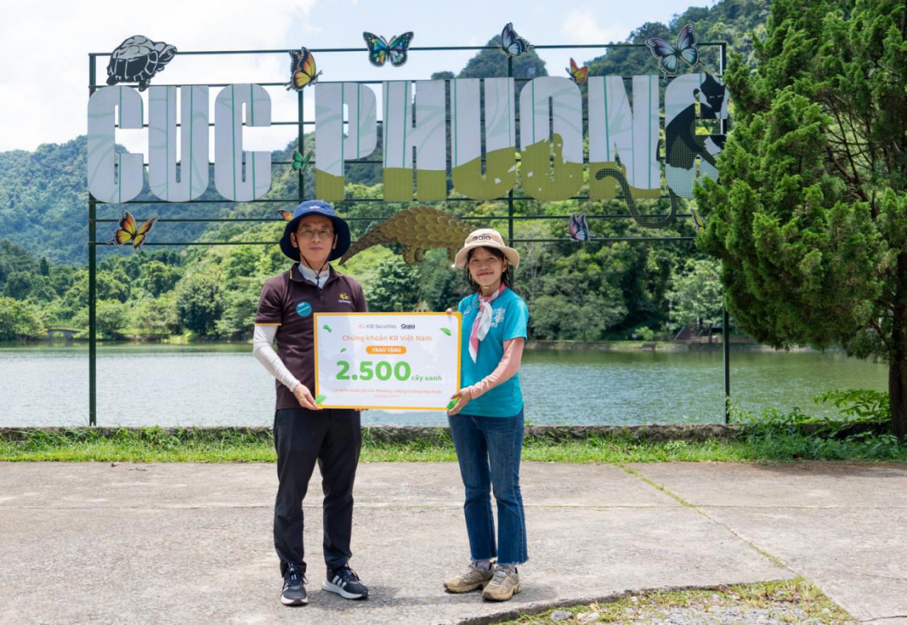 Tổng Giám đốc KBSV trao tặng chứng nhận trồng 2500 cây cho VQG Cúc Phương và Rừng Mùa Xuân – Cần Thơ.