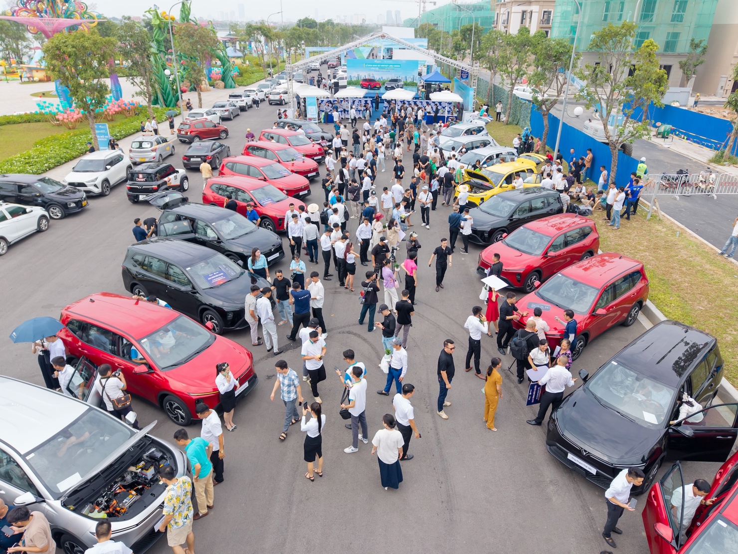 Lễ bàn giao lô xe VinFast Limo Green đầu tiên được tổ chức trong khuôn khổ“Ngày hội Xanh - Thu xe xăng, lên đời xe Xanh”đang diễn ra tại Khu đô thị Vinhomes Global Gate (Đông Anh, Hà Nội).