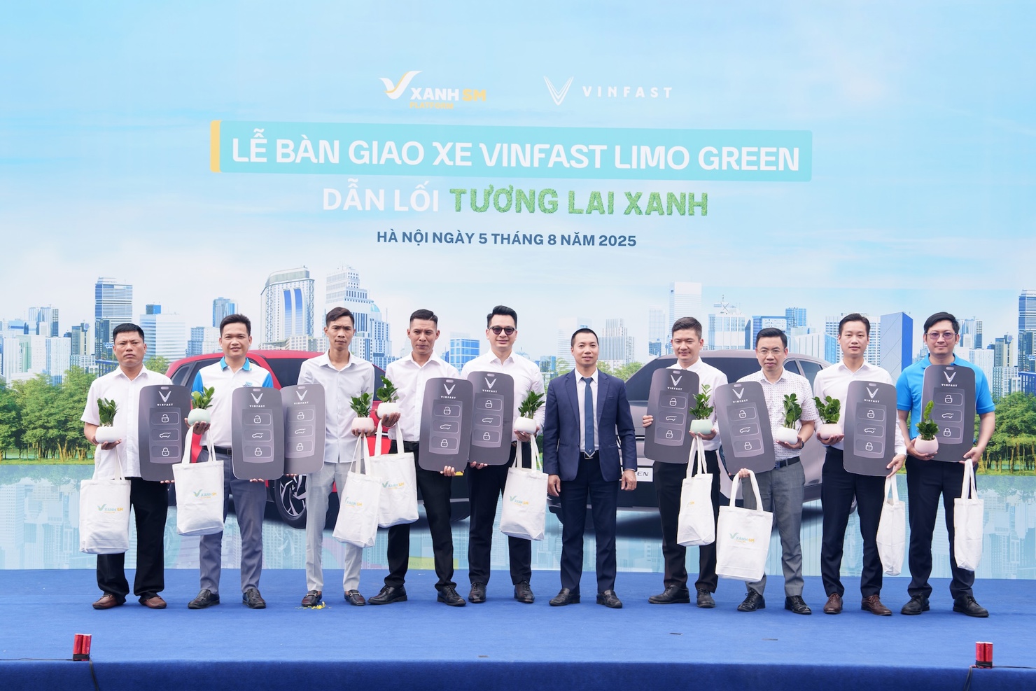 Những khách hàng đầu tiên sở hữu Limo Green đều đã đặt cọc sớm từ tháng 3/2025 thông qua công ty GSM. Trong số đó, có cả các doanh nghiệp kinh doanh dịch vụ vận tải và các khách hàng cá nhân đang chờ xe để đăng ký vận doanh trên nền tảng Xanh SM Platform.