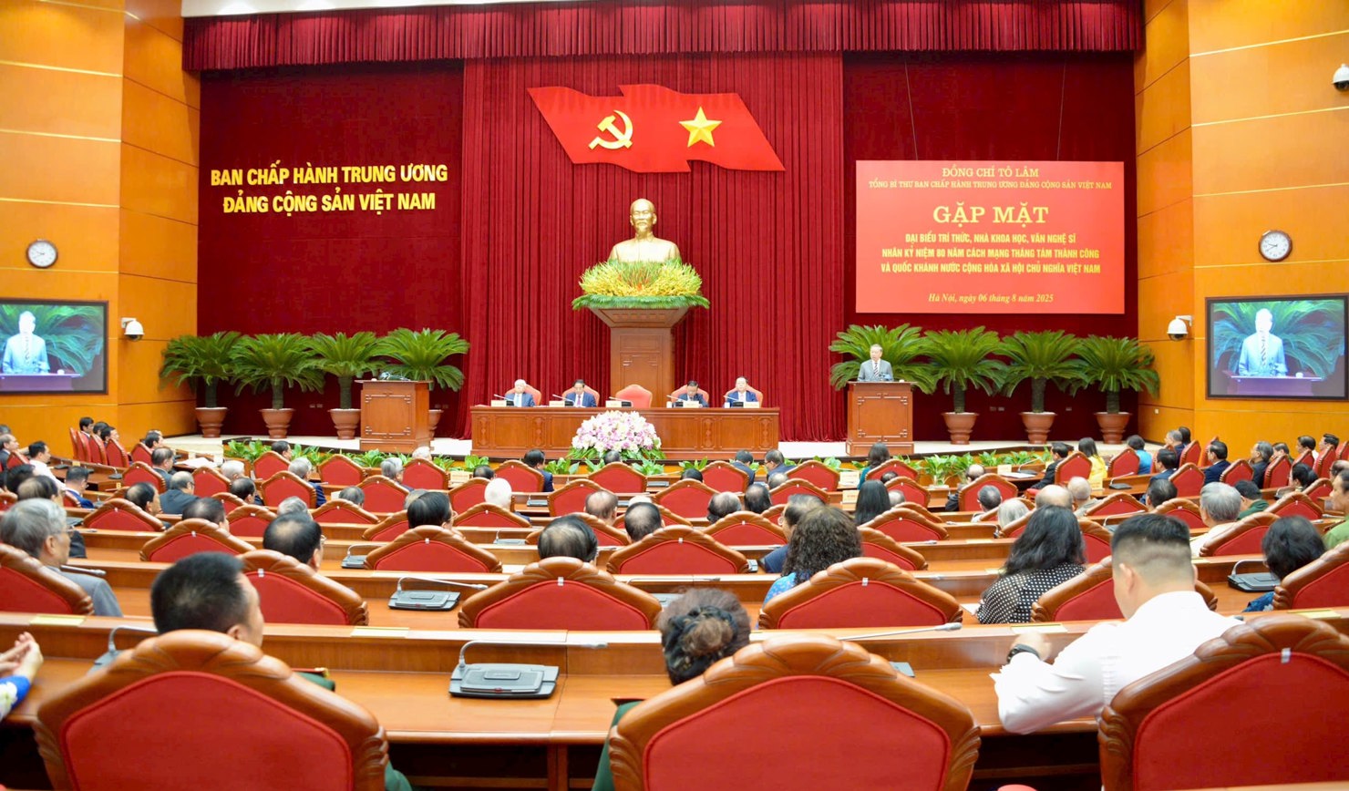 To&agrave;n cảnh cuộc gặp mặt đại biểu tr&iacute; thức, nh&agrave; khoa học, văn nghệ sĩ nh&acirc;n kỷ niệm 80 năm C&aacute;ch mạng th&aacute;ng T&aacute;m v&agrave; Quốc kh&aacute;nh 2/9. &nbsp;