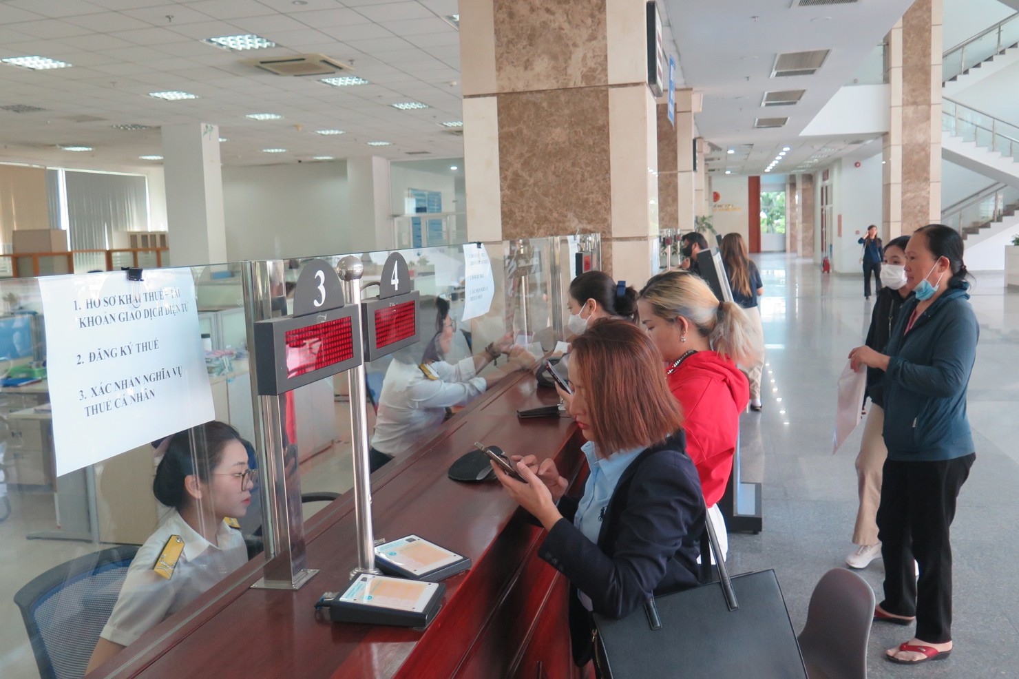 T&iacute;nh đến hết qu&yacute; II/2025,&nbsp; tỷ lệ doanh nghiệp tại TP. Hồ Ch&iacute; Minh nộp hồ sơ đăng k&yacute; thuế qua phương thức điện tử đạt tr&ecirc;n 99%. Ảnh: Đức Mỹ