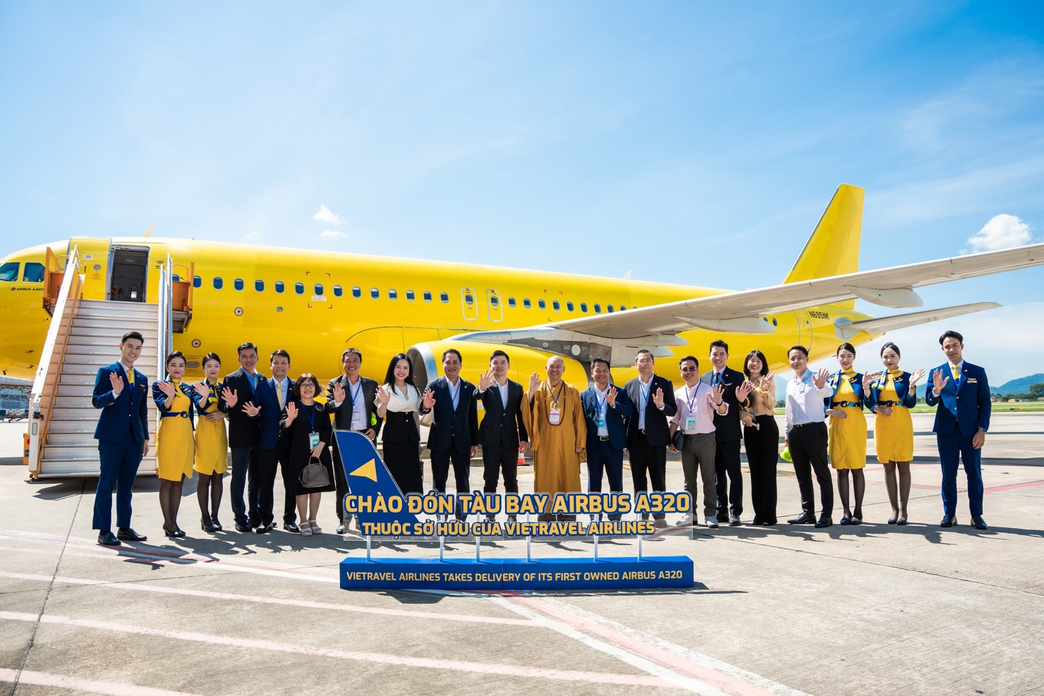 Các đại biểu chụp ảnh lưu niệm cùng chiếc máy bay Airbus A320