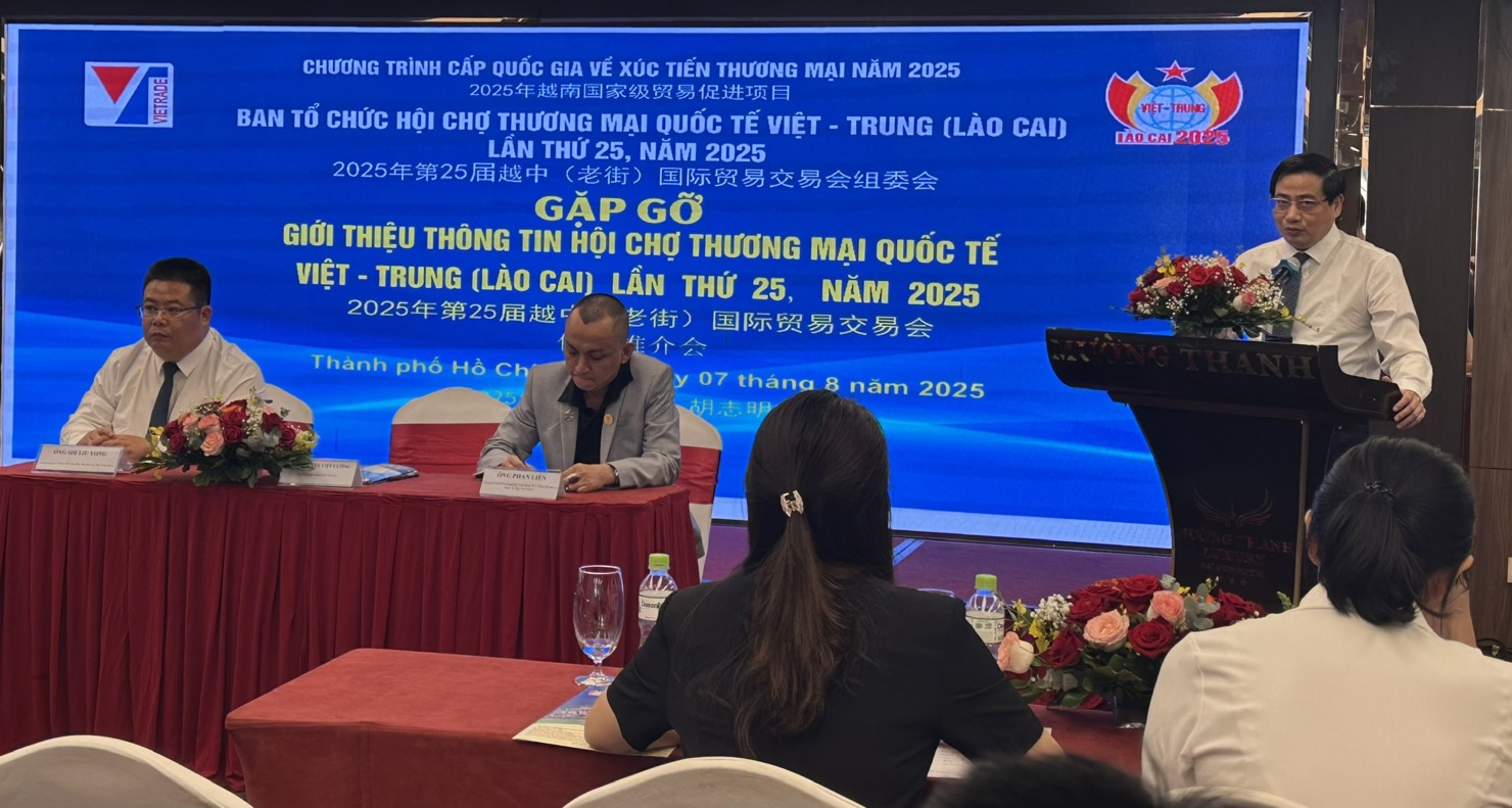 Ph&oacute; Gi&aacute;m Sở T&agrave;i ch&iacute;nh L&agrave;o Cai Nguyễn Việt Cường th&ocirc;ng tin tại buổi gặp gỡ giới thiệu th&ocirc;ng tin Hội chợ Thương mại Quốc tế Việt - Trung (L&agrave;o Cai)