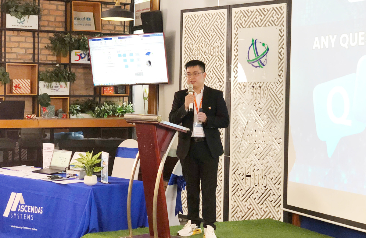 &Ocirc;ng Dương Quang Huy, kỹ sư ứng dụng của Ascendas Systems chia sẻ ưu điểm của AI trong lĩnh vực sản xuất. Ảnh: TL