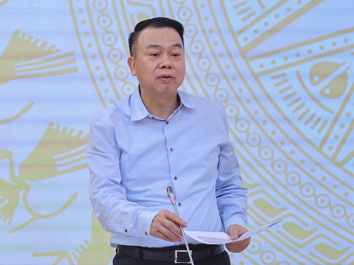 Thứ trưởng Bộ T&agrave;i ch&iacute;nh Nguyễn Đức Chi trả lời ph&oacute;ng vi&ecirc;n tại buổi họp b&aacute;o.