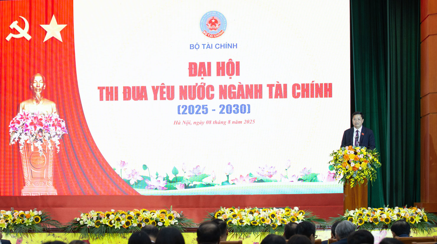 Đồng ch&iacute; Nguyễn Đức T&acirc;m, Thứ trưởng Bộ T&agrave;i ch&iacute;nh th&ocirc;ng qua Quyết t&acirc;m thư của Đại hội gửi L&atilde;nh đạo Đảng v&agrave; Nh&agrave; nước.