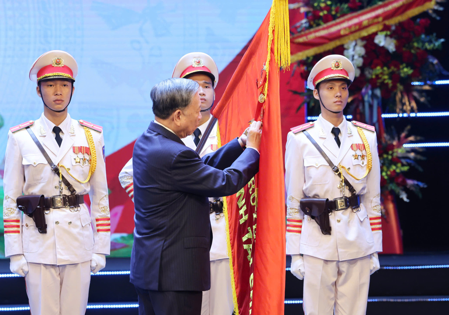 Tổng B&iacute; thư T&ocirc; L&acirc;m trao Hu&acirc;n chương Độc lập hạng Nhất cho Bộ T&agrave;i ch&iacute;nh.