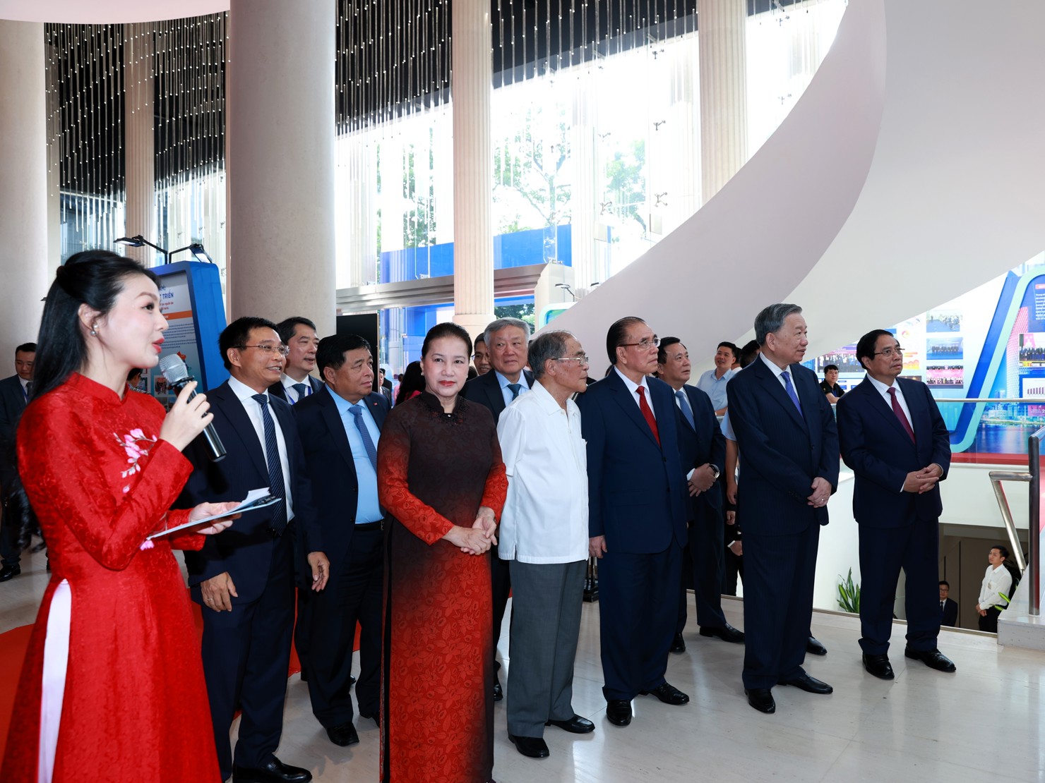 C&aacute;c đại biểu kh&aacute;ch mời c&ugrave;ng t&igrave;m hiểu, nh&igrave;n lại chặng đường 80 bongdaso tintuc ph&aacute;t triển của ng&agrave;nh T&agrave;i ch&iacute;nh.