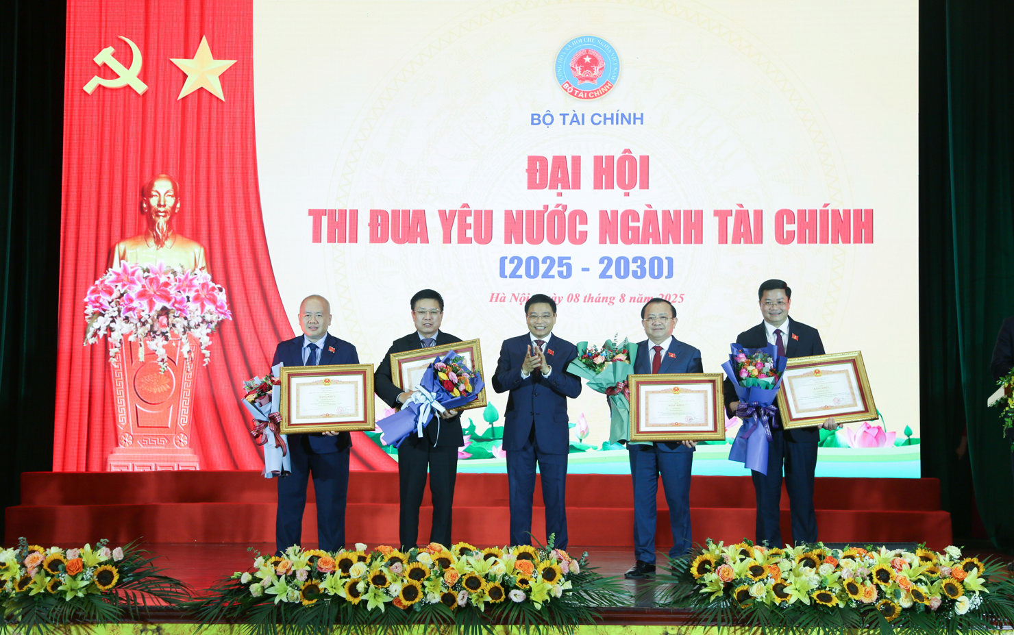 Đồng ch&iacute; Nguyễn Văn Thắng, Ủy vi&ecirc;n Ban Chấp h&agrave;nh Trung ương Đảng, B&iacute; thư Đảng ủy, Bộ trưởng Bộ T&agrave;i ch&iacute;nh trao Bằng khen của Thủ tướng Ch&iacute;nh phủ cho c&aacute;c c&aacute; nh&acirc;n thuộc Bộ T&agrave;i ch&iacute;nh.