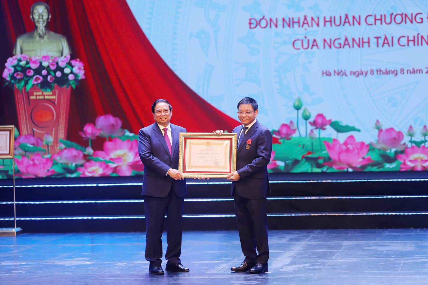 Thủ tướng Ch&iacute;nh phủ Phạm Minh Ch&iacute;nh trao Hu&acirc;n chương Lao động hạng Nhất cho Bộ trưởng Bộ T&agrave;i ch&iacute;nh Nguyễn Văn Thắng.&nbsp;
