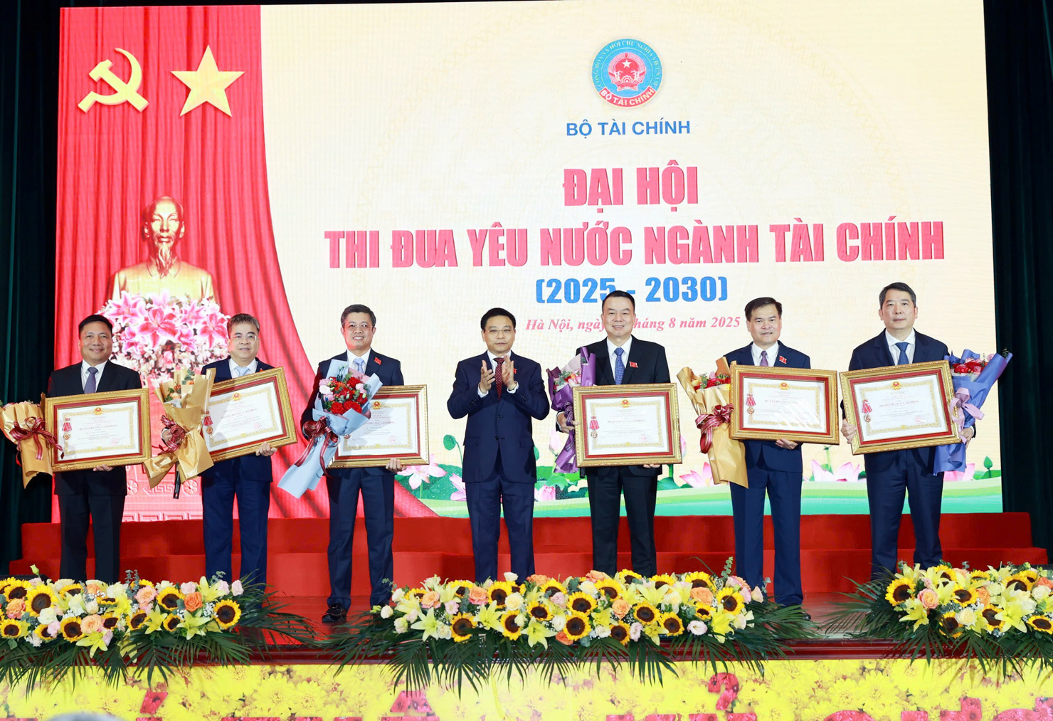 Bộ trưởng Nguyễn Văn Thắng thay mặt Đảng, Nh&agrave; nước trao Hu&acirc;n chương Lao động cho c&aacute;c c&aacute; nh&acirc;n c&oacute; th&agrave;nh t&iacute;ch xuất sắc kq bongdaso x&acirc;y dựng CNXH v&agrave; bảo vệ Tổ quốc