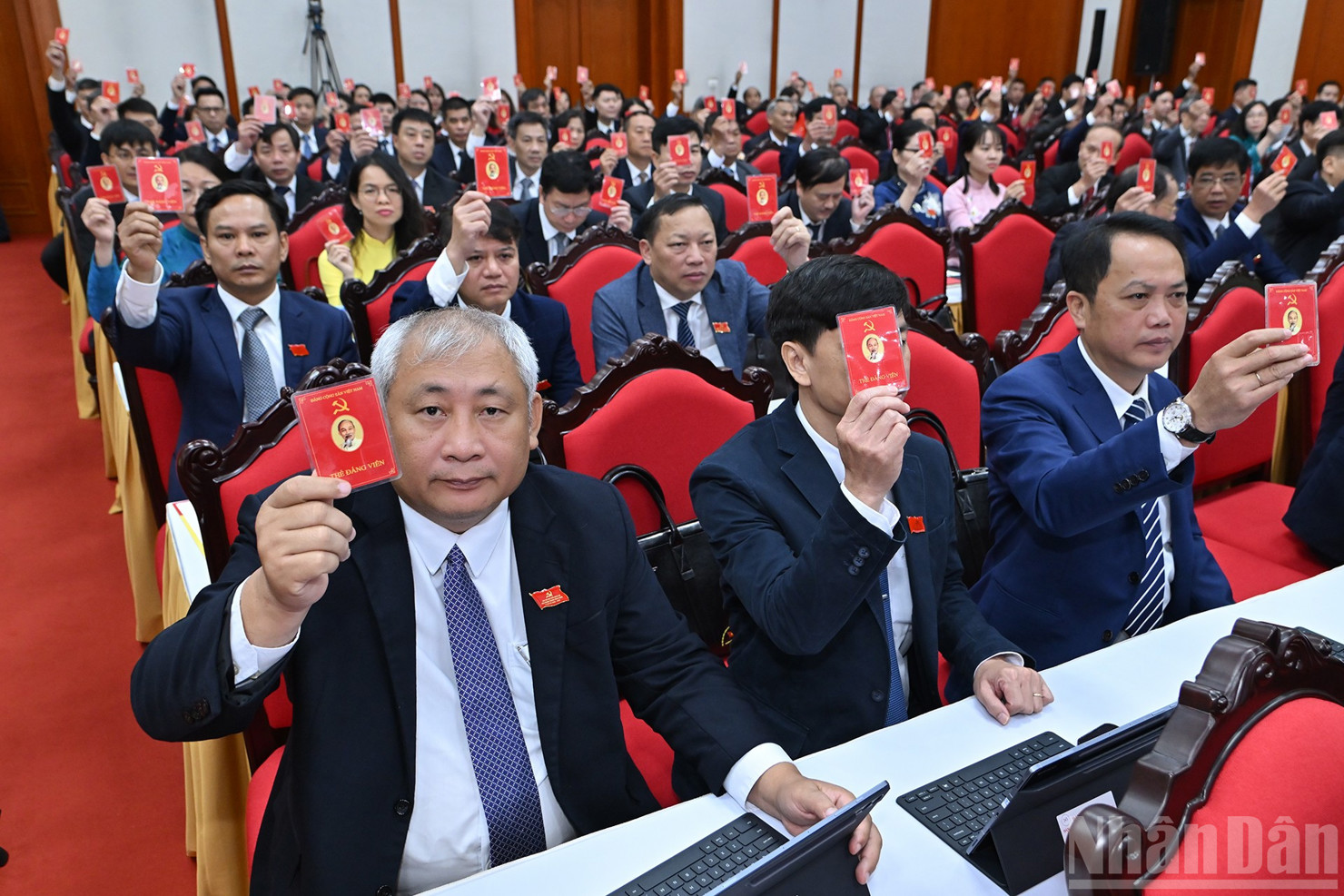 Các đảng viên Đảng bộ Văn phòng Trung ương Đảng biểu quyết thông qua danh sách bầu Ban Chấp hành Đảng bộ Văn phòng Trung ương Đảng nhiệm kỳ 2025 - 2030. Ảnh: Báo Nhân dân. 