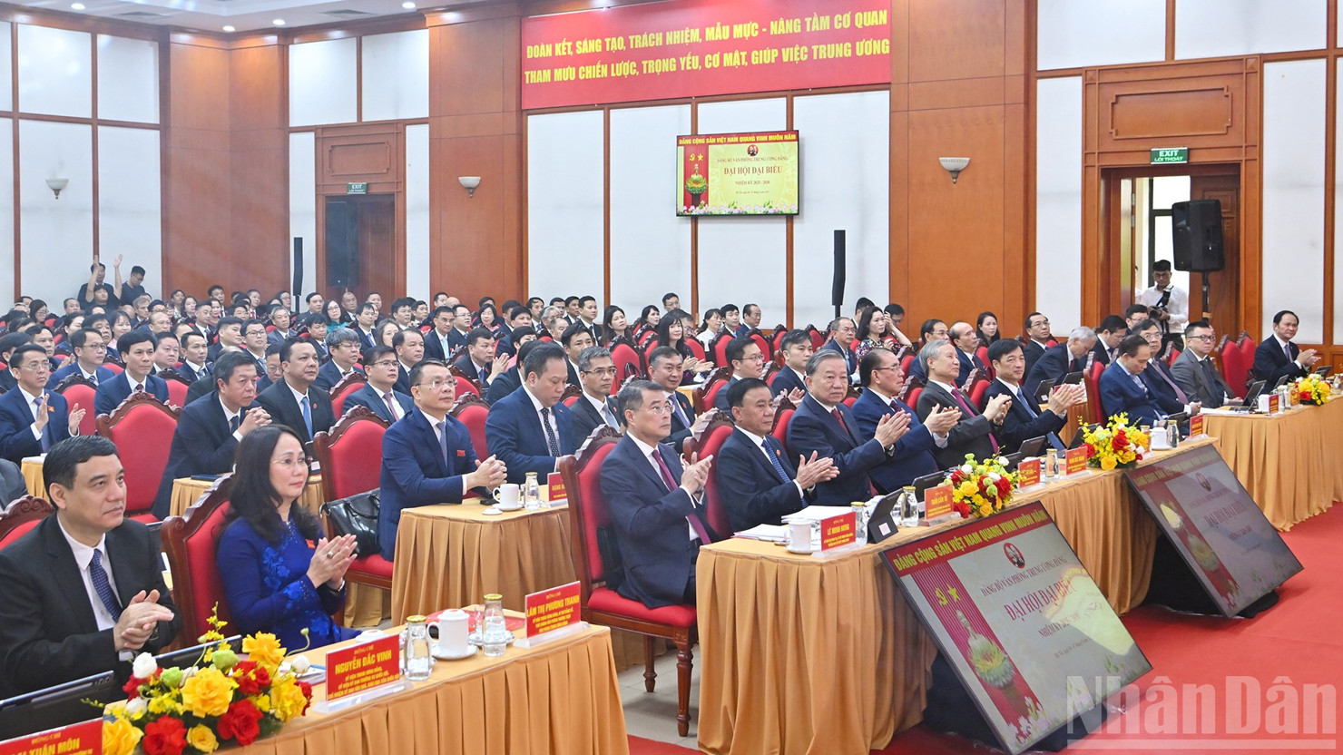 Tổng Bí thư Tô Lâm cùng các đồng chí lãnh đạo, nguyên lãnh đạo Đảng, Nhà nước và đại biểu dự Đại hội đại biểu Đảng bộ Văn phòng Trung ương Đảng nhiệm kỳ 2025 - 2030 - Ảnh: Báo Nhân dân. 