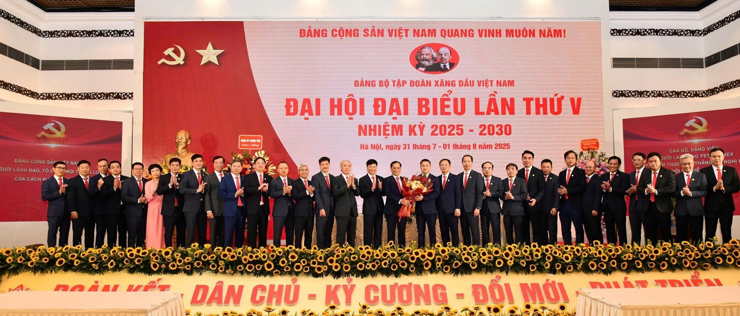 Ph&oacute; Thủ tướng Ch&iacute;nh phủ B&ugrave;i Thanh Sơn tặng hoa ch&uacute;c mừng Ban Chấp h&agrave;nh Đảng bộ Tập đo&agrave;n Xăng dầu Việt Nam, nhiệm kỳ 2025 - 2030.