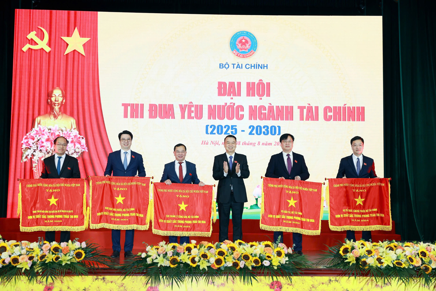 Thứ trưởng Nguyễn Đức Chi trao Cờ kq bongdaso đua của Ch&iacute;nh phủ cho 5 tập thể đ&atilde; ho&agrave;n th&agrave;nh xuất sắc nhiệm vụ c&ocirc;ng t&aacute;c, dẫn đầu phong tr&agrave;o kq bongdaso đua y&ecirc;u nước năm 2024 của Bộ T&agrave;i ch&iacute;nh