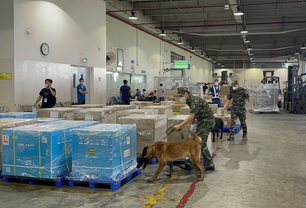 Hải bongdaso dữ liệun cửa khẩu s&acirc;n bay quốc tế Nội B&agrave;i tăng cường sử dụng trang thiết bị v&agrave; ch&oacute; nghiệp vụ trong tuần tra, kiểm so&aacute;t. Ảnh: Ngọc Linh