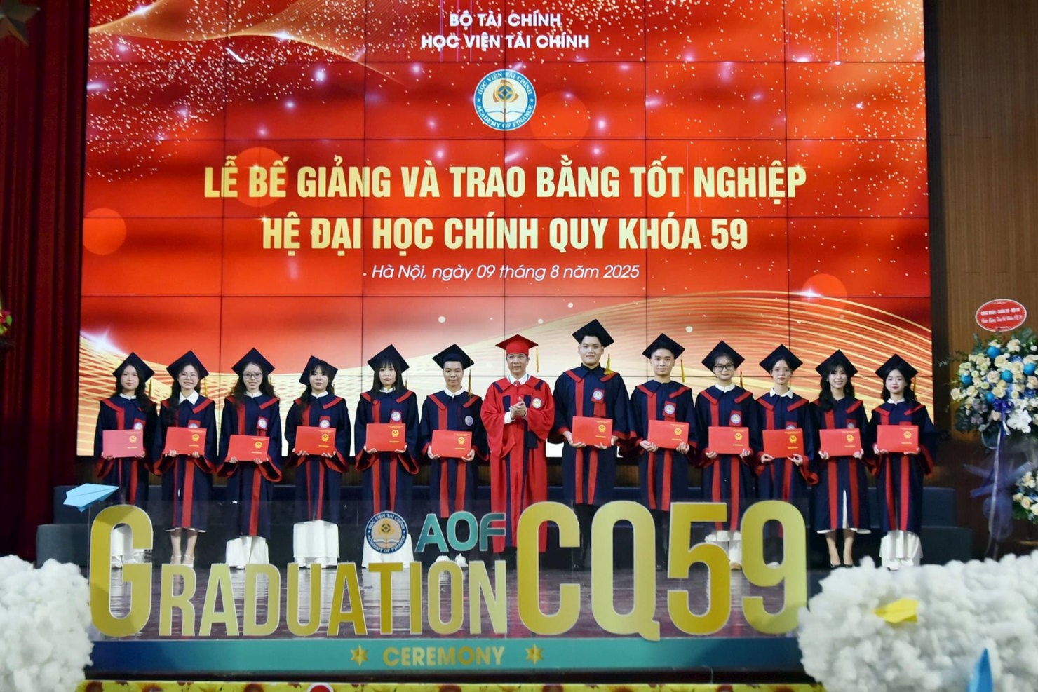 PGS., TS. Nguyễn Đào Tùng trao Bằng Cử nhân cho 12 Thủ khoa.