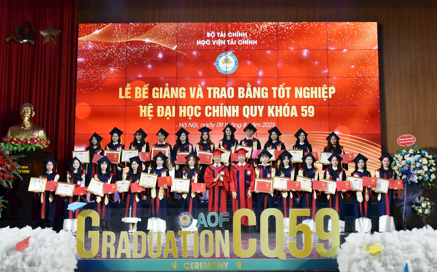 Lãnh đạo Học viện Tài chính trao Bằng khen và bằng tốt nghiệp cho các sinh viên là người dân tộc thiểu số có thành tích học tập tốt.