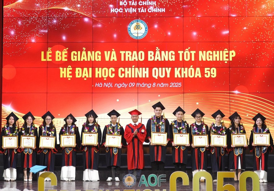 TS. Nguyễn Văn Bình - Chủ tịch Hội đồng trường Học viện Tài chính trao Giấy Khen thưởng cho 12 Thủ khoa.