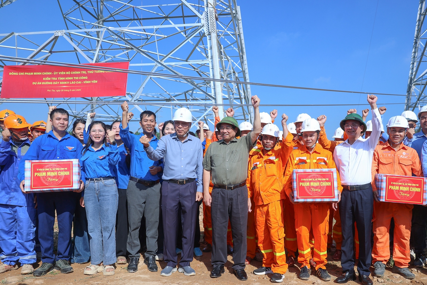 Thủ tướng tặng qu&agrave; v&agrave; biểu dương tinh thần lao động hăng say của c&ocirc;ng nh&acirc;n, người lao động. Ảnh: VGP/Nhật Bắc