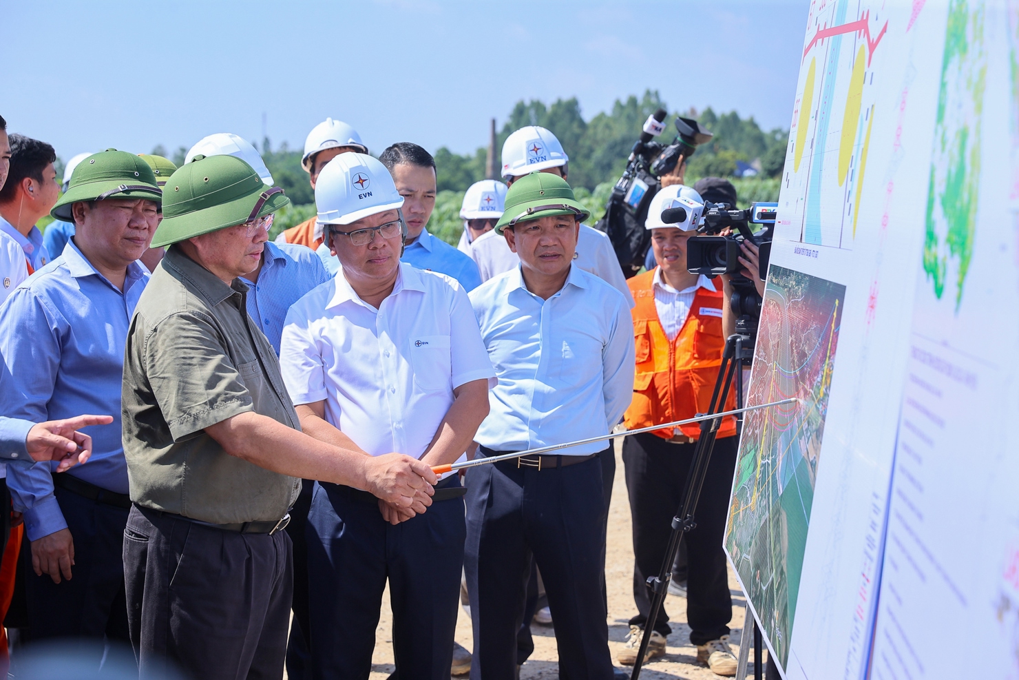 Thủ tướng kiểm tra tại vị tr&iacute; cột m&oacute;ng VT369 tr&ecirc;n địa b&agrave;n x&atilde; D&acirc;n Chủ. Ảnh: VGP/Nhật Bắc